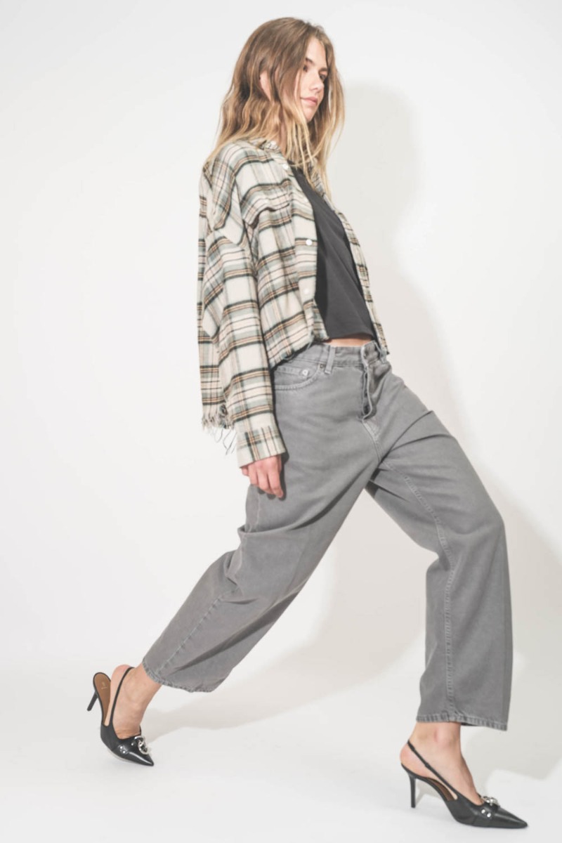 Chemise Cropped Work Shirt R13 en coton crème et turquoise à carreaux. Portée de profil ouverte.