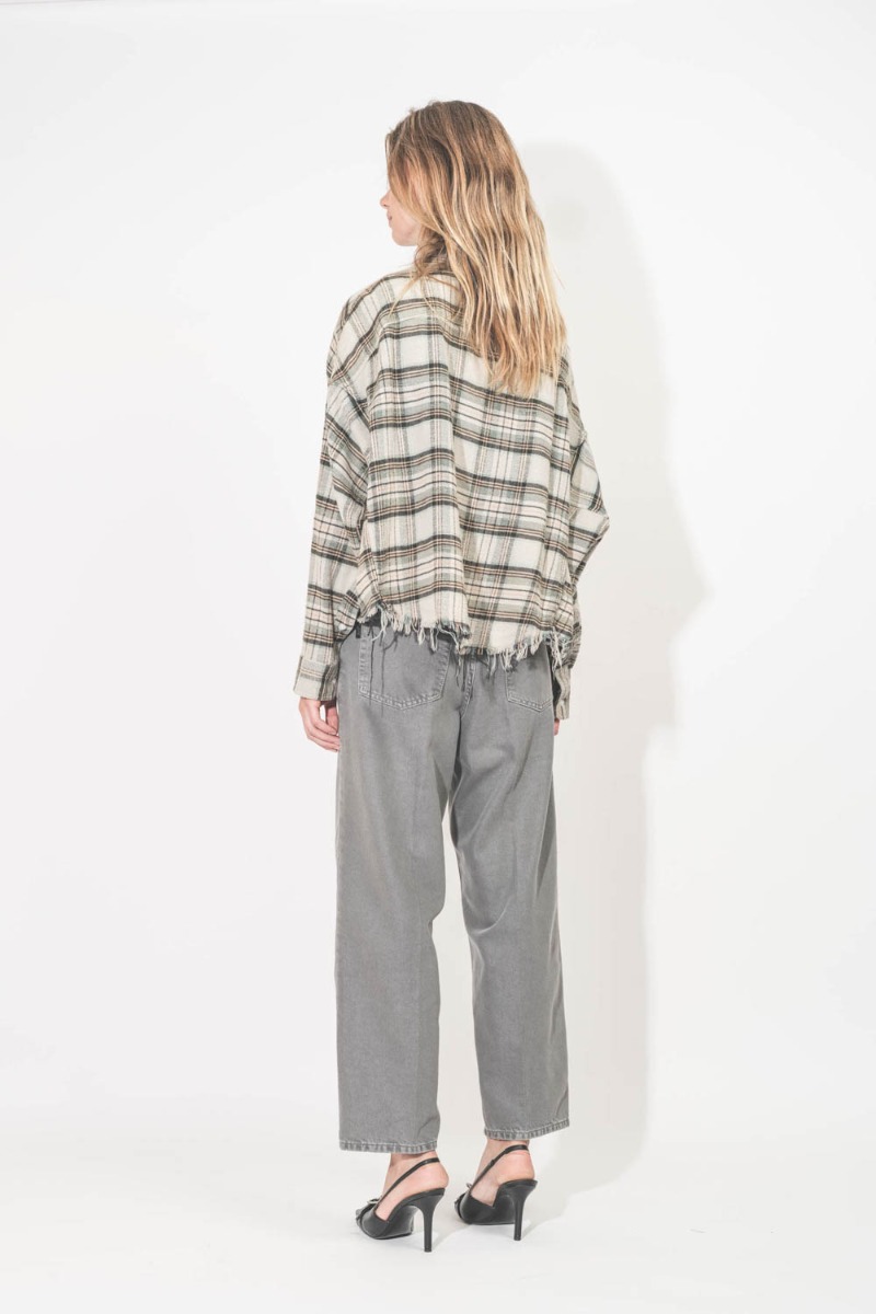 Chemise Cropped Work Shirt R13 en coton crème et turquoise à carreaux. Portée de dos.