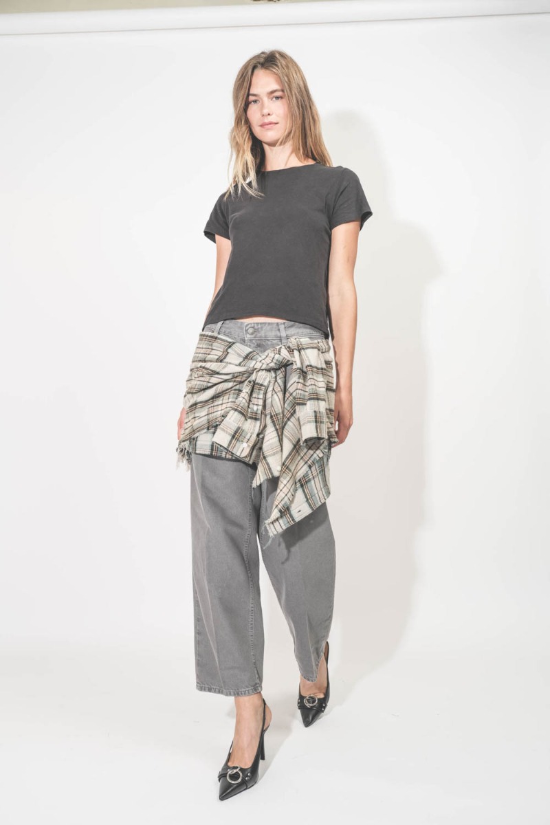 Chemise Cropped Work Shirt R13 en coton crème et turquoise à carreaux. Nouée sur les hanches. 