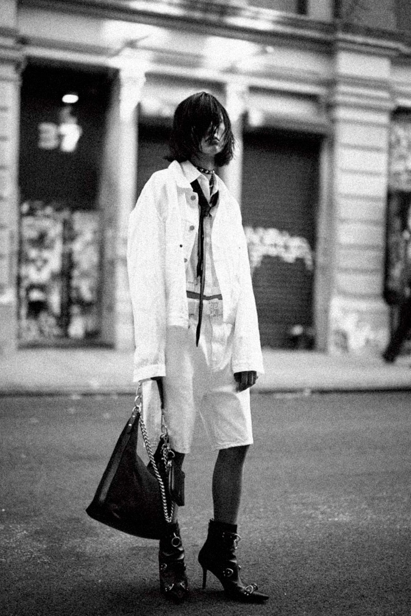 Chemise crossover R13 en popeline de coton blanche, port&eacute;e sous une veste en denim blanche.