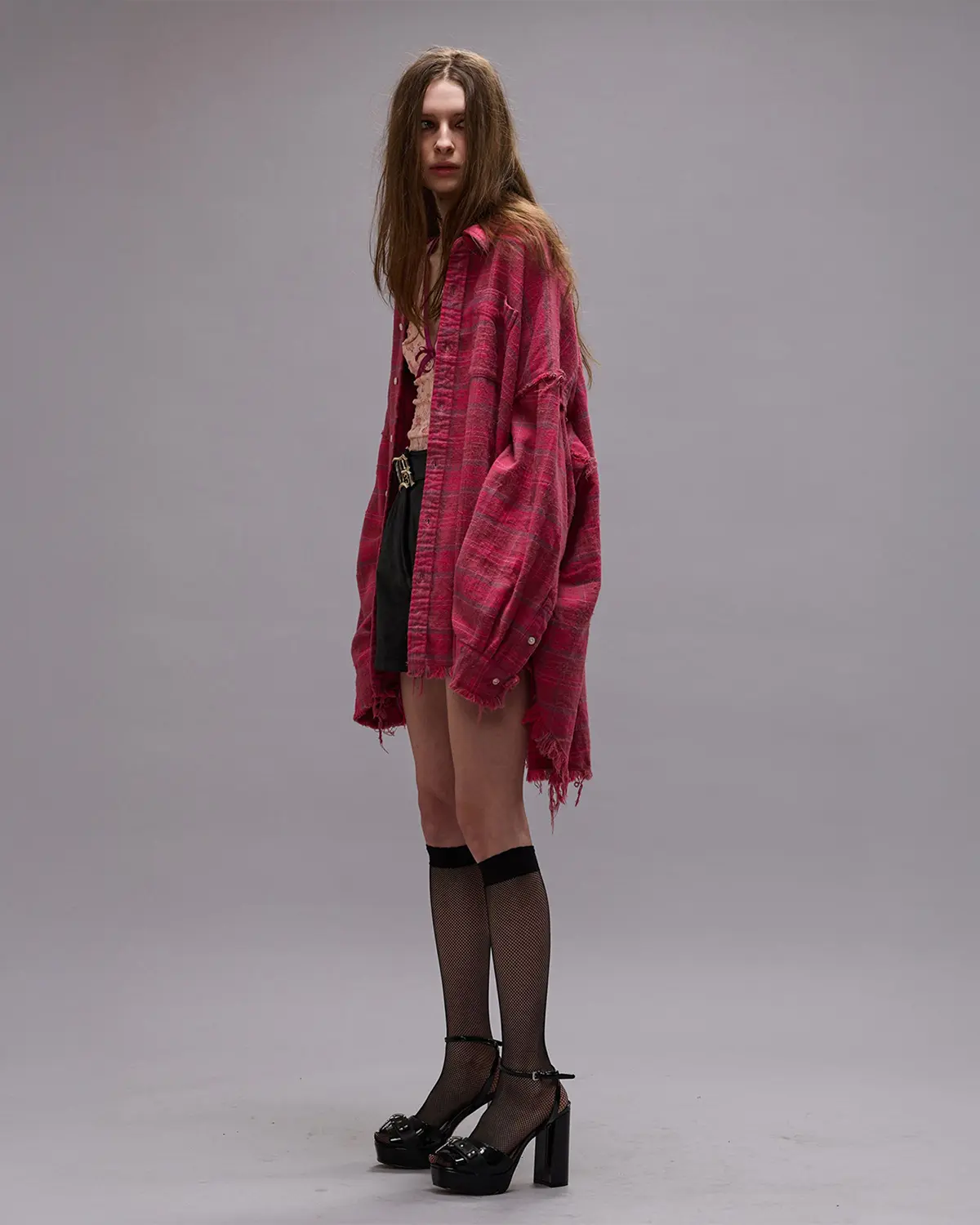 Chemise manches longues Shredded R13 rose. Vue porté profil.