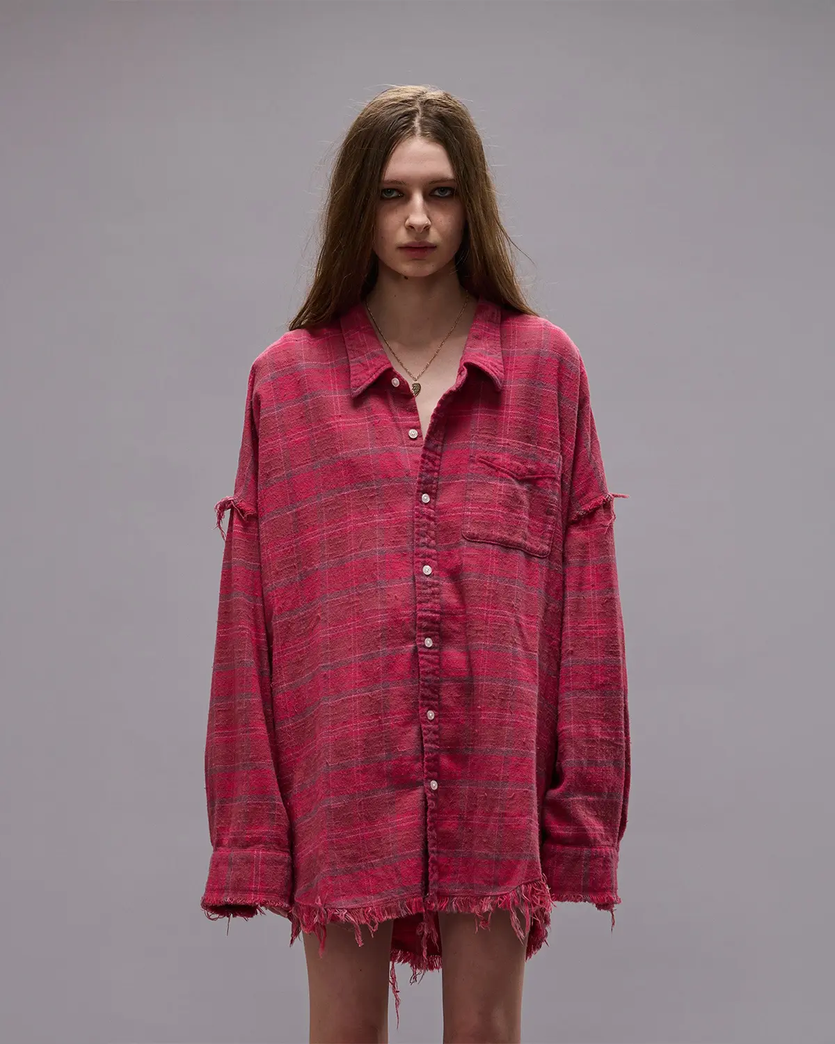 Chemise manches longues Shredded R13 rose. Vue porté face.