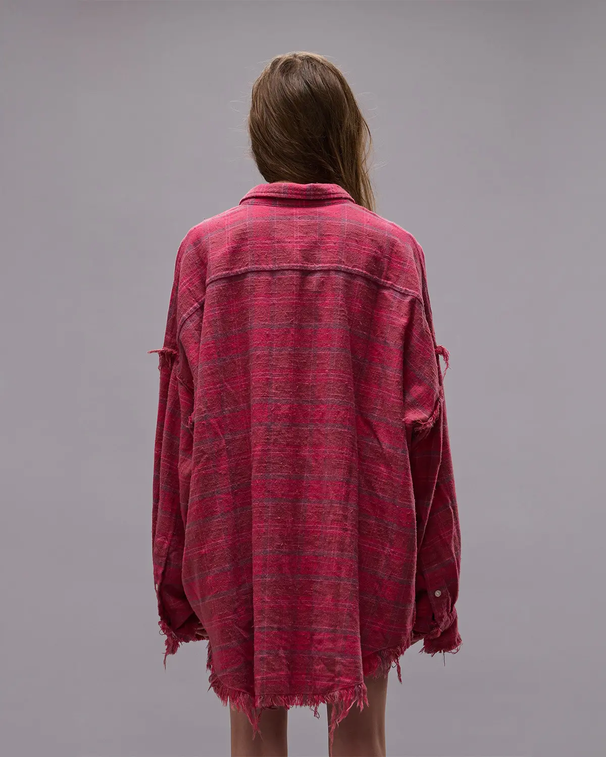 Chemise manches longues Shredded R13 rose. Vue porté dos.