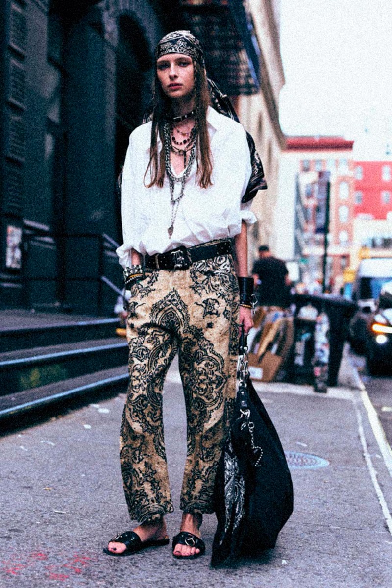 Chemise Drop Neck Pintuck R13 en popeline de coton blanc, port&eacute;e rentr&eacute;e dans un pantalon.