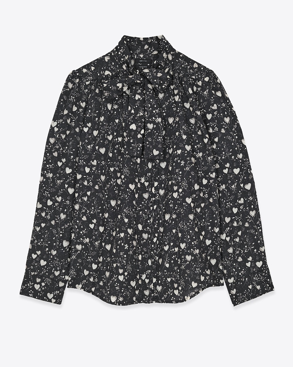 Chemise ajust&eacute;e lavalli&egrave;re R13 en voile de coton noir imprim&eacute; " petits coeurs " blancs. Vue de face.