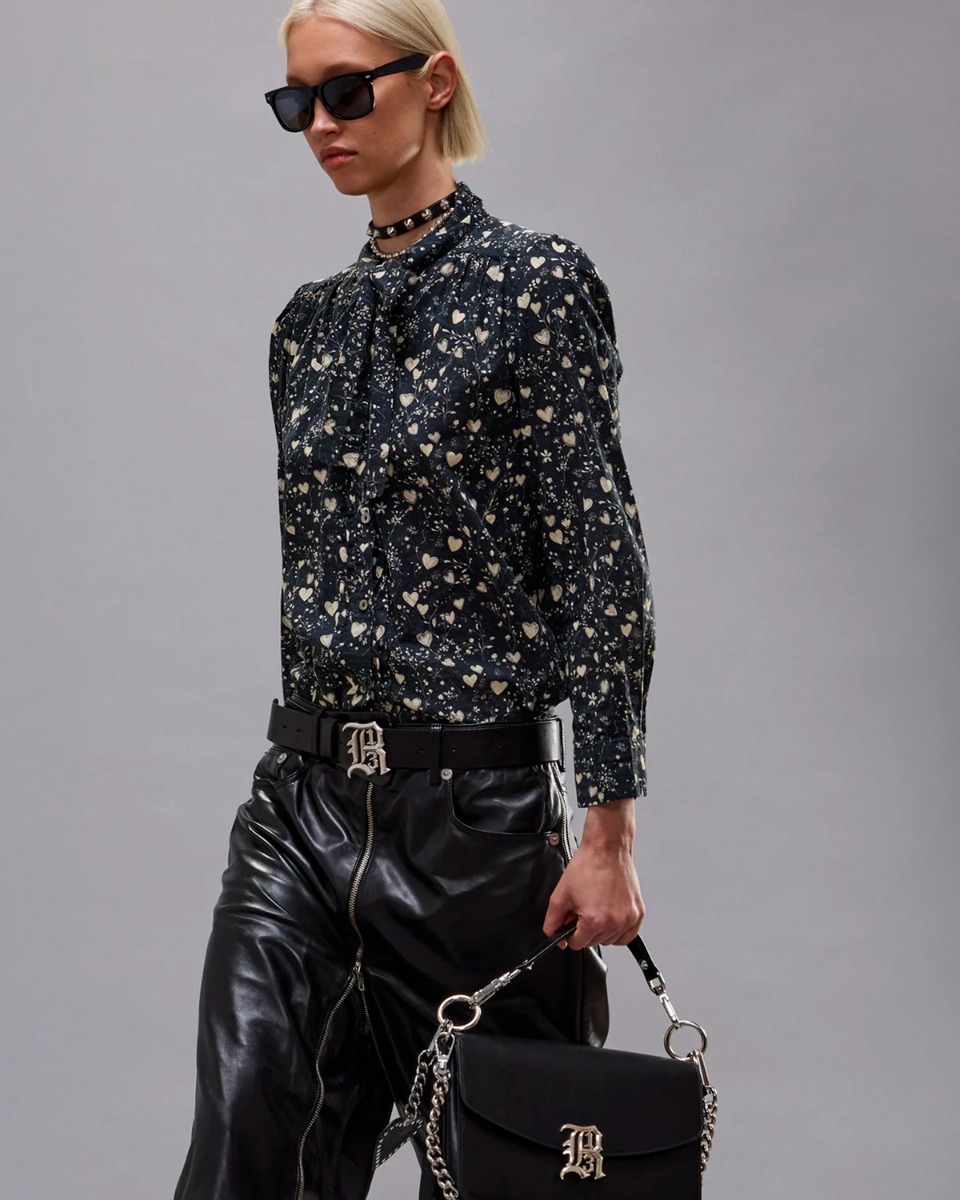 Chemise ajust&eacute;e lavalli&egrave;re R13 en voile de coton noir imprim&eacute; " petits coeurs " blancs, port&eacute;e de profil.