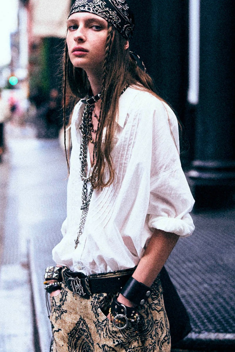 Chemise Drop Neck Pintuck R13 en popeline de coton blanc, port&eacute;e rentr&eacute;e dans un pantalon de profil.