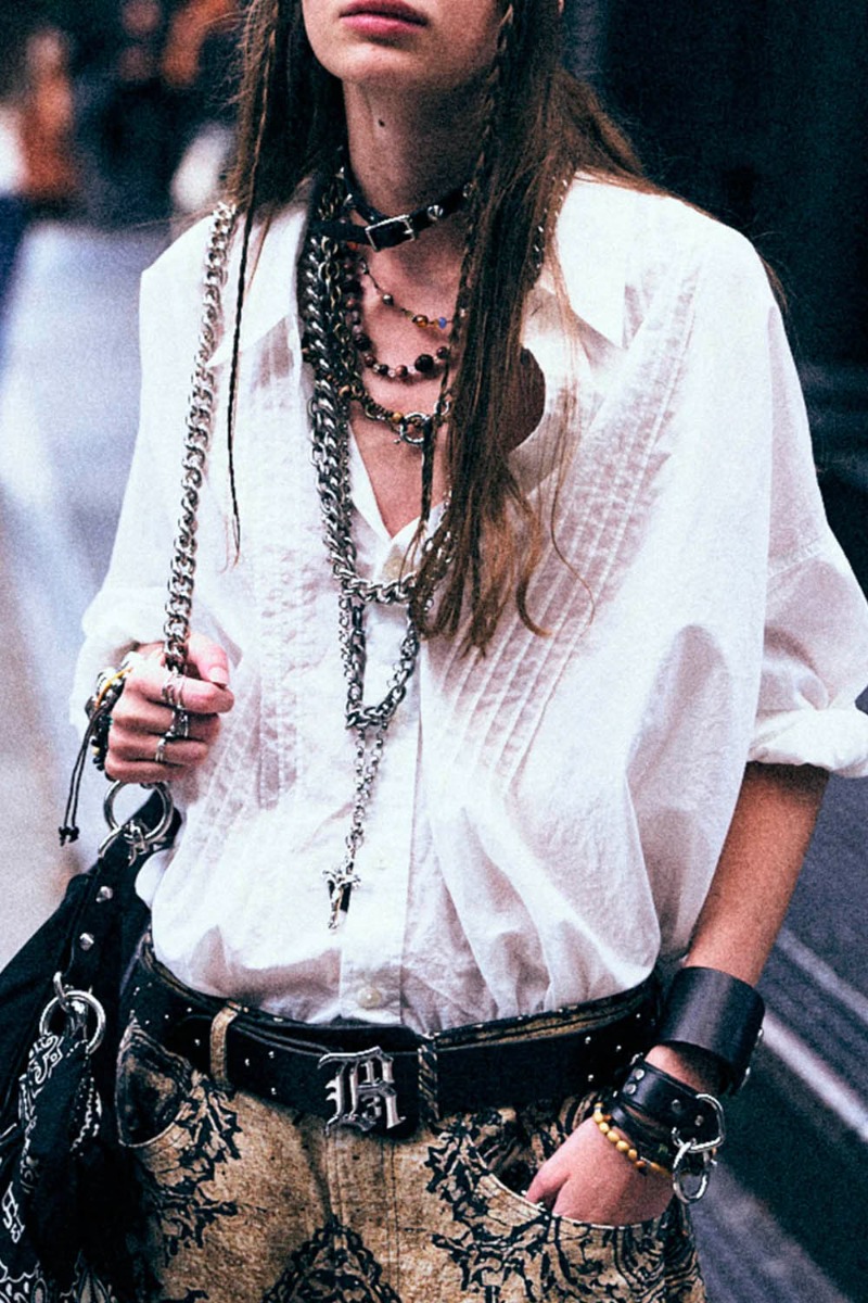 Chemise Drop Neck Pintuck R13 en popeline de coton blanc, port&eacute;e rentr&eacute;e dans un pantalon de face.