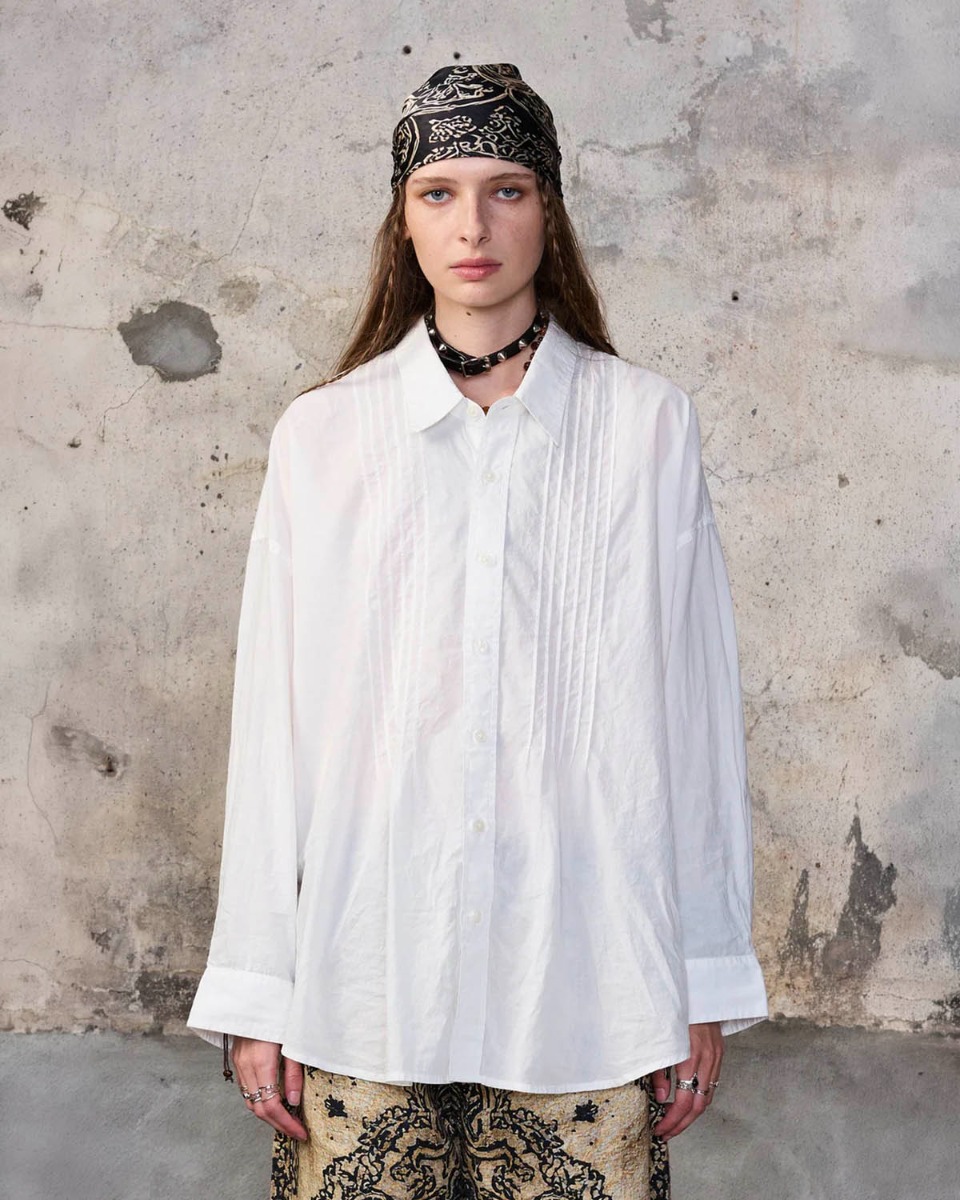 Chemise Drop Neck Pintuck R13 en popeline de coton blanc, port&eacute;e de face.