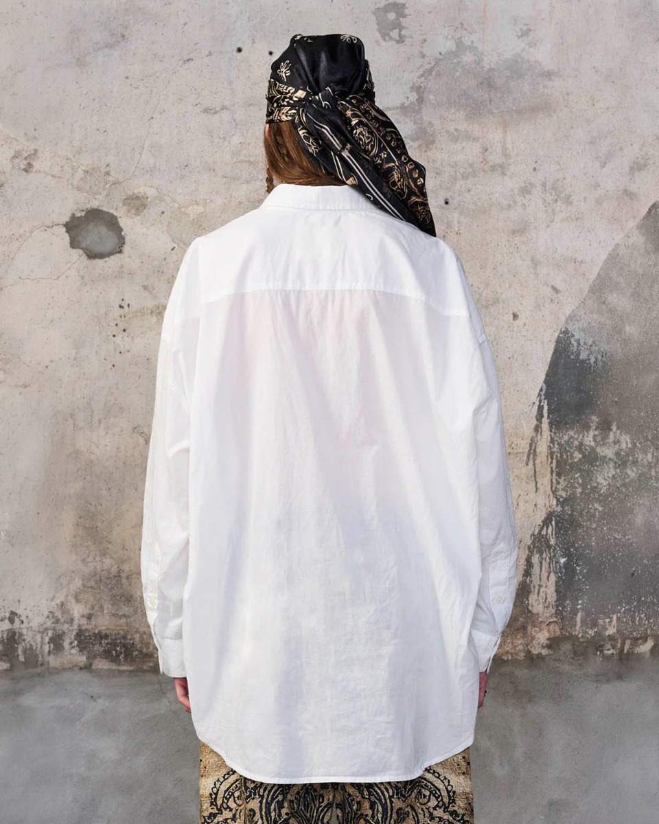 Chemise Drop Neck Pintuck R13 en popeline de coton blanc, port&eacute;e de dos.