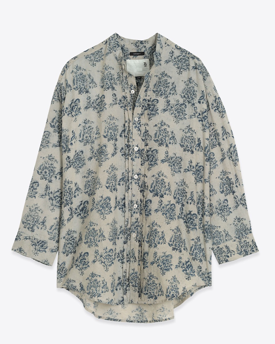 Chemise Pleat Front R13 en coton &eacute;cru imprim&eacute; floral bleu ciel. Vue de face.