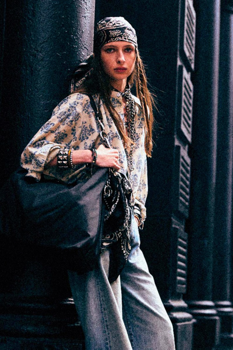 Chemise Pleat Front R13 en coton &eacute;cru imprim&eacute; floral bleu ciel, port&eacute; de profil.