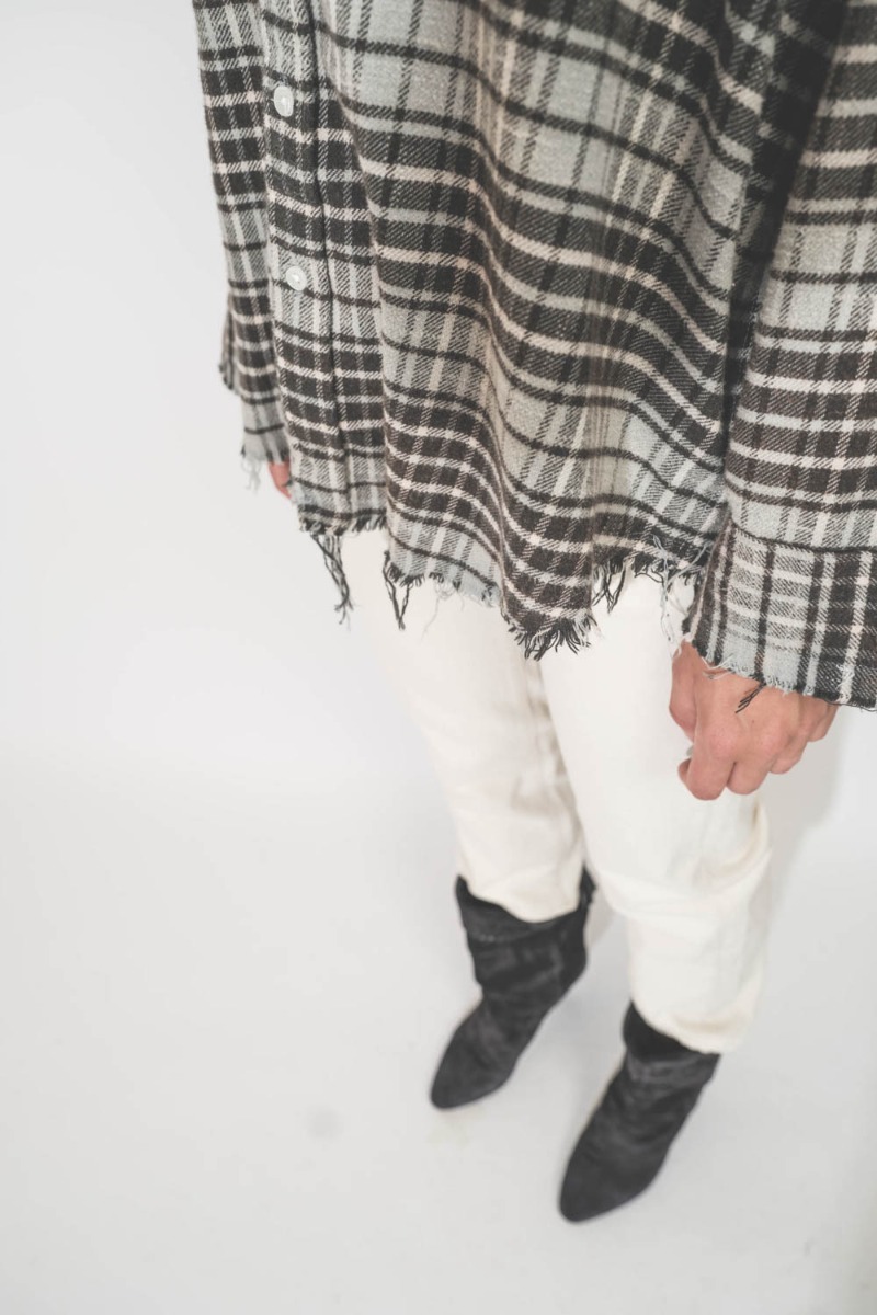 Chemise oversize à carreaux bleu ciel et noir en coton japonais Shredded Seam Drop Neck R13. Détail des coutures bord-franc.