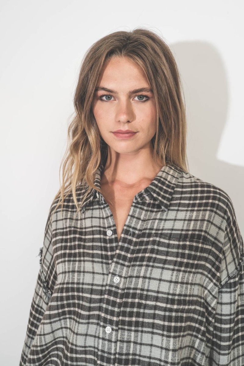 Chemise oversize à carreaux bleu ciel et noir en coton japonais Shredded Seam Drop Neck R13. Détail du col classique.