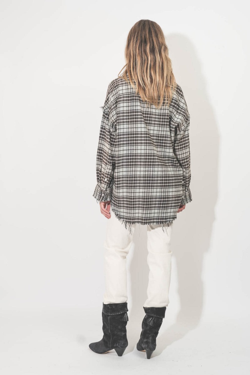 Chemise oversize à carreaux bleu ciel et noir en coton japonais Shredded Seam Drop Neck R13. Porté de dos.