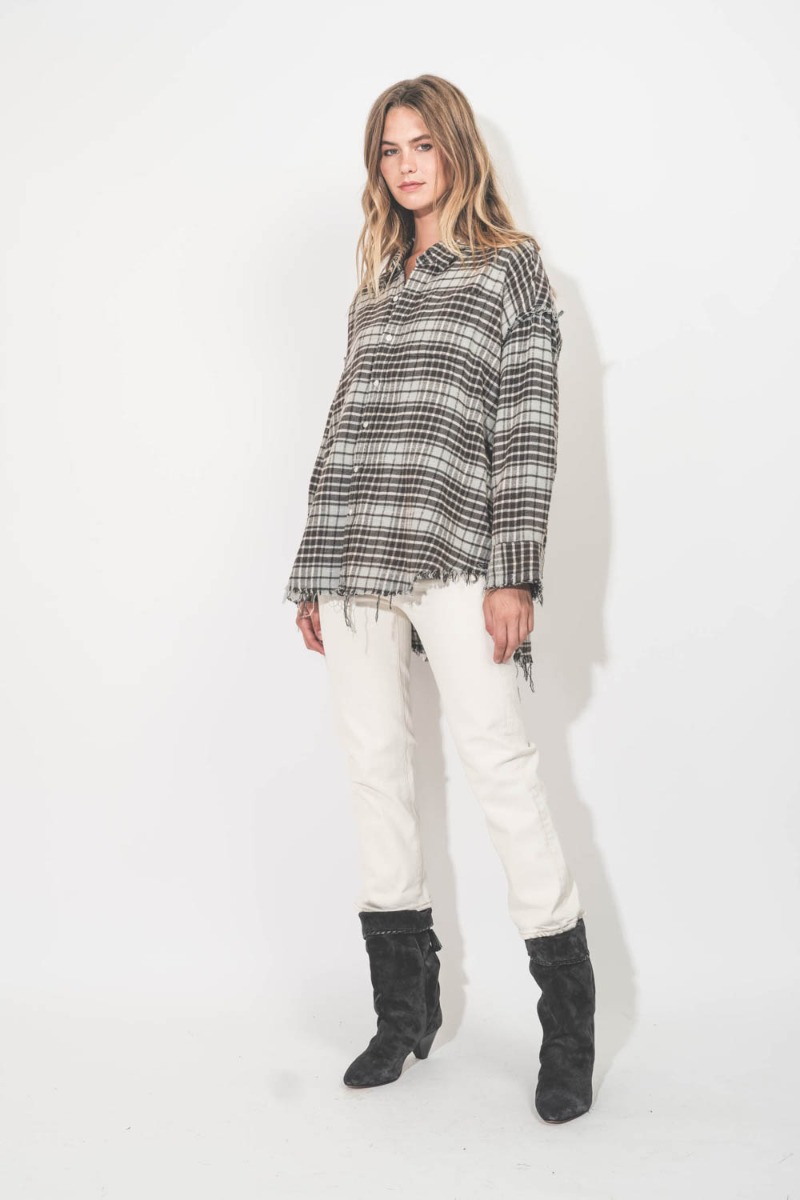 Chemise oversize à carreaux bleu ciel et noir en coton japonais Shredded Seam Drop Neck R13. Porté de profil avec un jean écru.