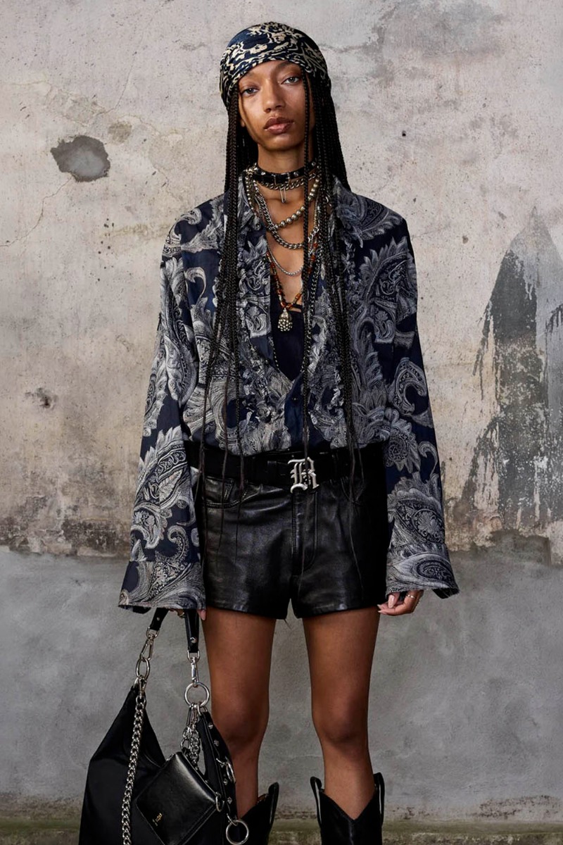 Chemise &agrave; volants Shredded Seam Ruffle shirt R13 en popeline de coton noir imprim&eacute; cachemire &laquo; Black Paisley Multiprint &raquo;, port&eacute;e de face rentr&eacute;e dans un short.