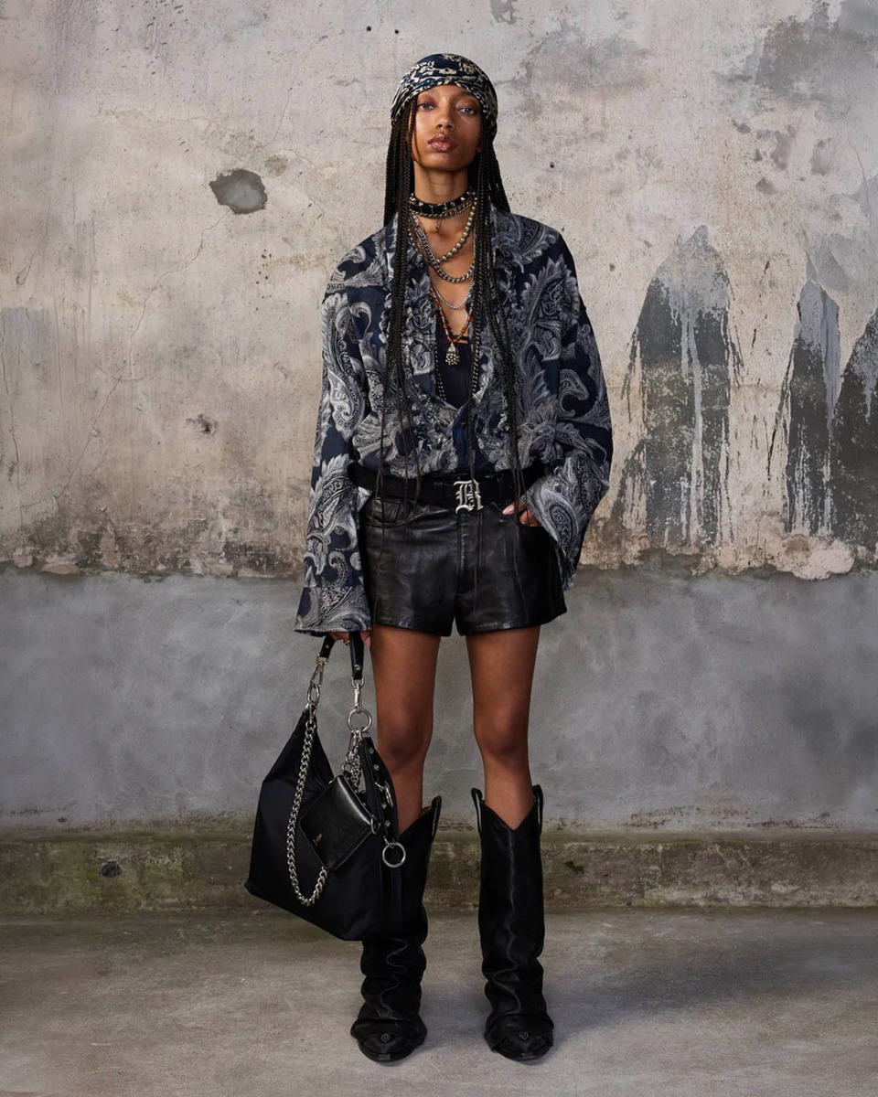 Chemise &agrave; volants Shredded Seam Ruffle shirt R13 en popeline de coton noir imprim&eacute; cachemire &laquo; Black Paisley Multiprint &raquo;, port&eacute;e de face rentr&eacute;e.