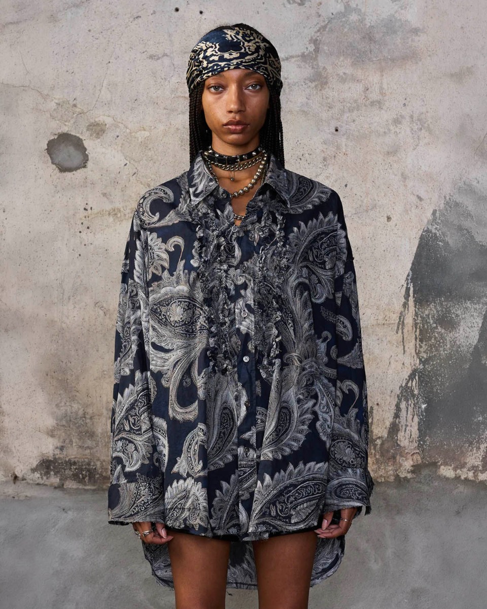 Chemise &agrave; volants Shredded Seam Ruffle shirt R13 en popeline de coton noir imprim&eacute; cachemire &laquo; Black Paisley Multiprint &raquo;, port&eacute;e de face.