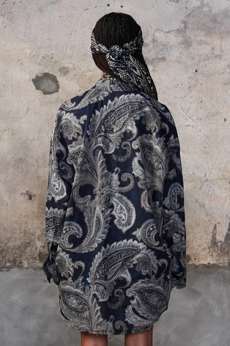 Chemise &agrave; volants Shredded Seam Ruffle shirt R13 en popeline de coton noir imprim&eacute; cachemire &laquo; Black Paisley Multiprint &raquo;, port&eacute;e de dos.