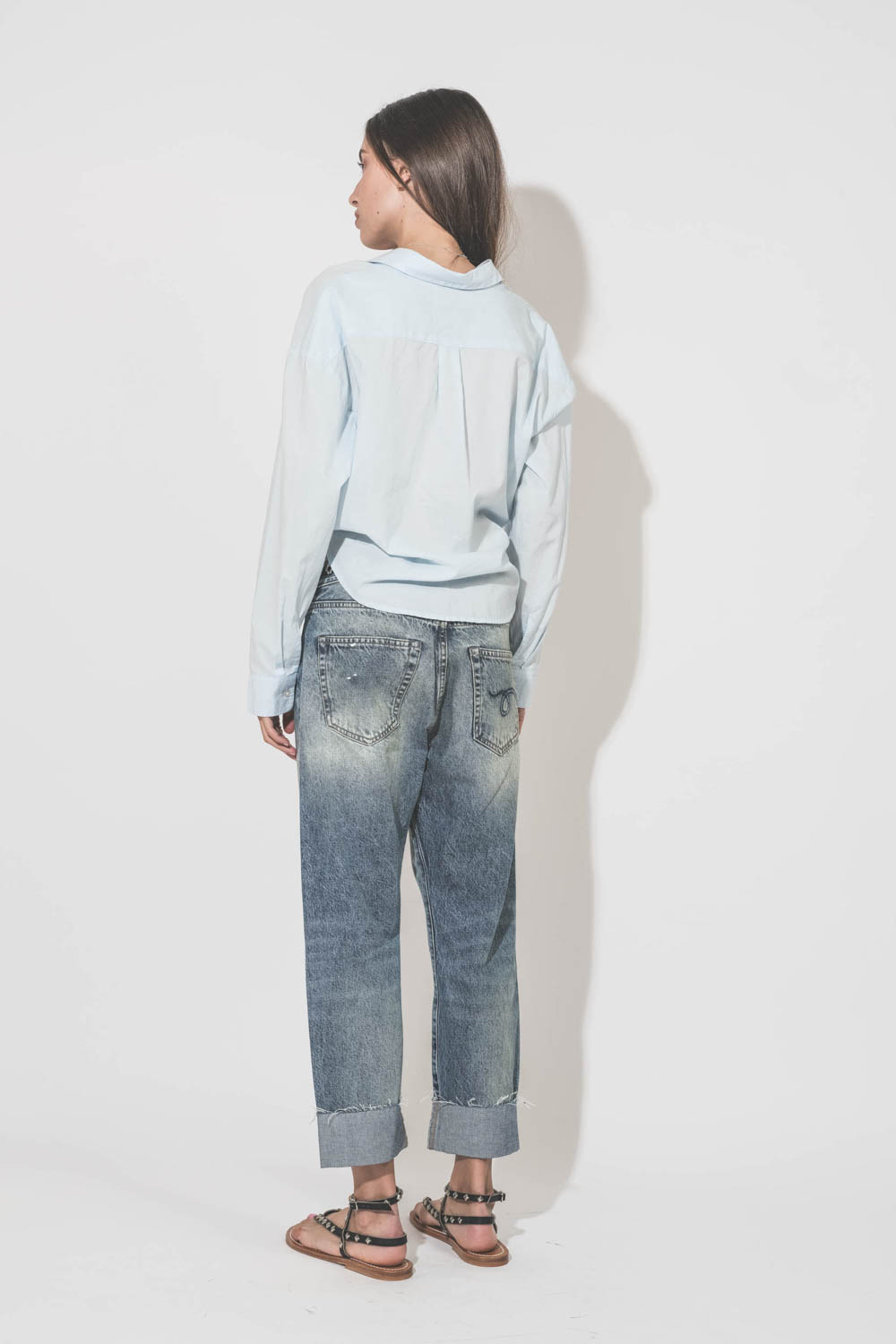 Chemise courte en popeline de coton Twisted Front R13. Porté de dos avec un jean Crossover Jasper R13.