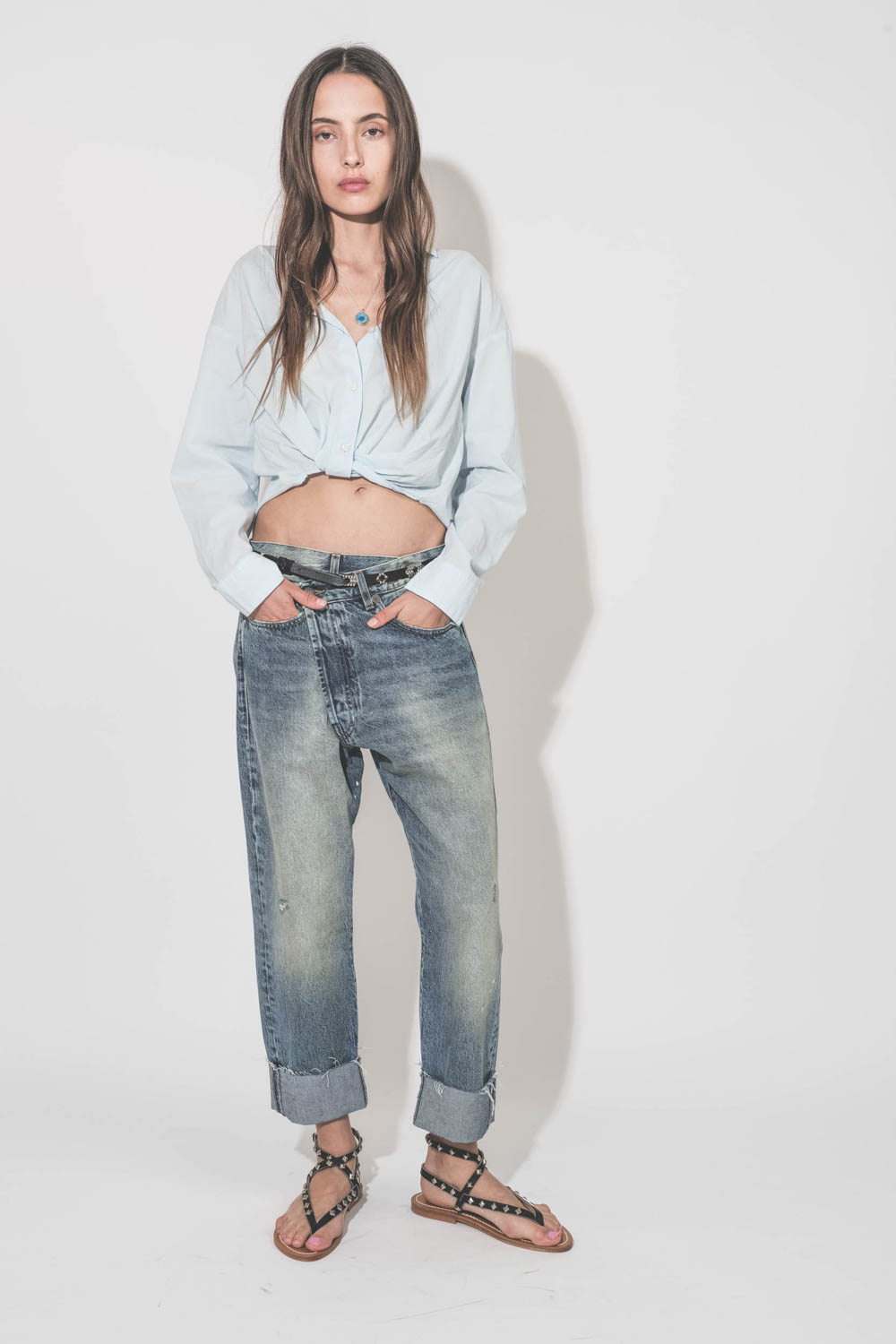 Chemise courte en popeline de coton Twisted Front R13. Porté de face avec un jean Crossover Jasper R13.