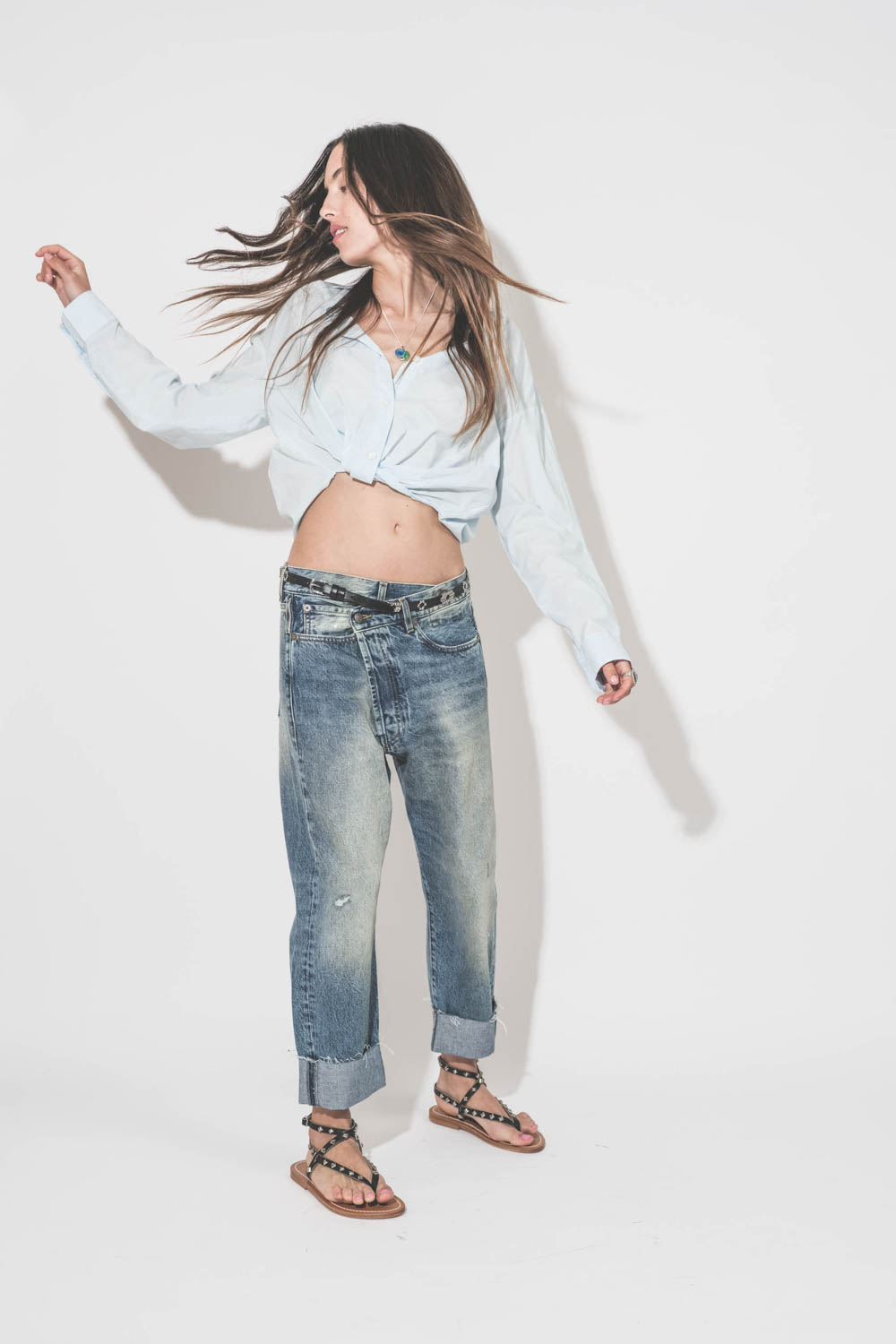 Chemise courte en popeline de coton Twisted Front R13. Porté avec un jean Crossover Jasper R13.