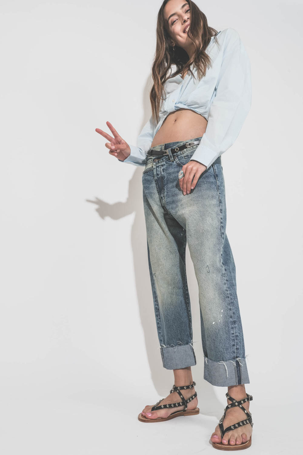 Chemise courte manches longues en popeline de coton Twisted Front R13. Porté de profil avec un jean Crossover Jasper R13 et des sandales cloutées K.Jacques St Tropez. 