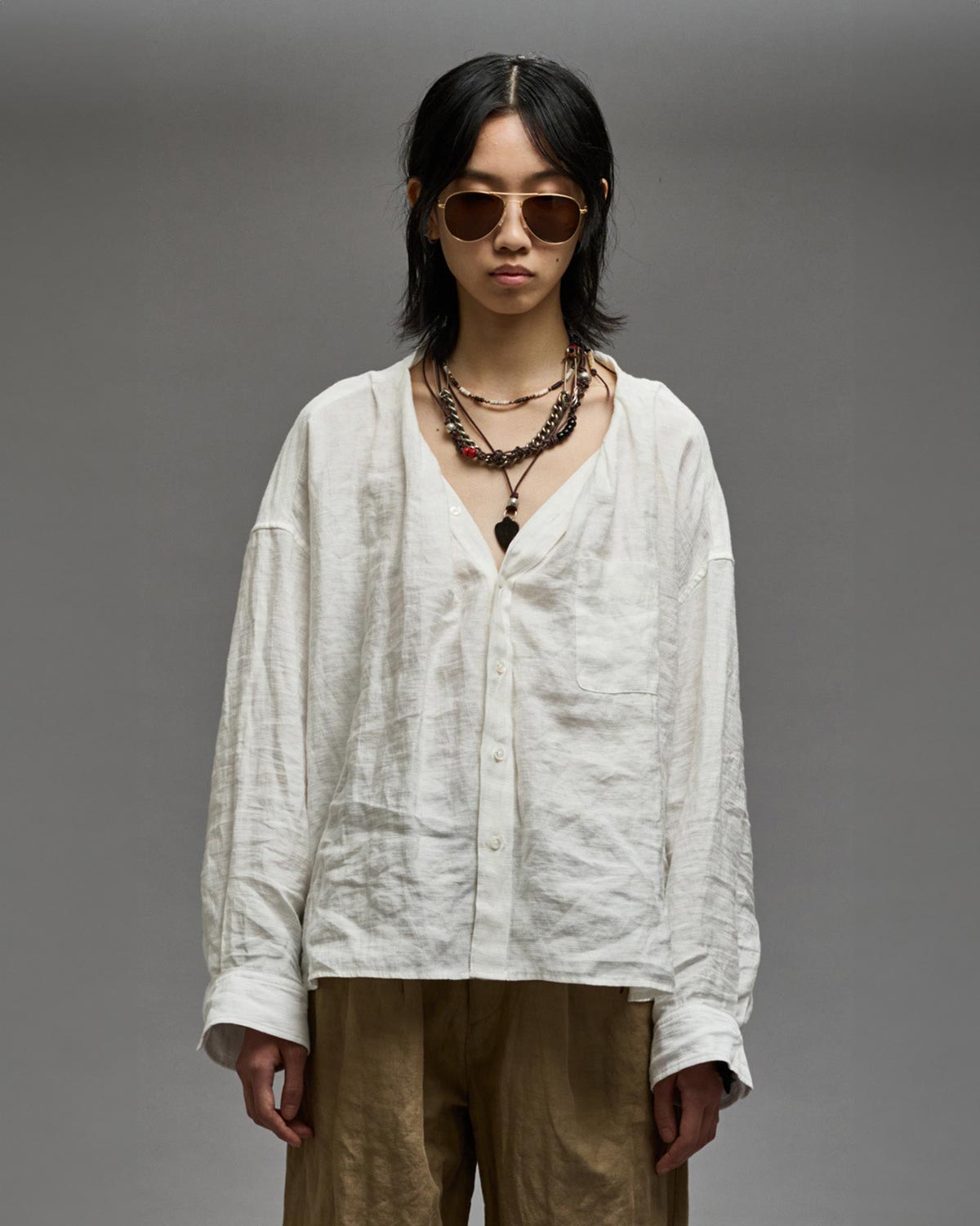 Chemise  froissée manches longues sans col en lin et viscose blanche Twisted Neck Shirt R13. Porté de face.