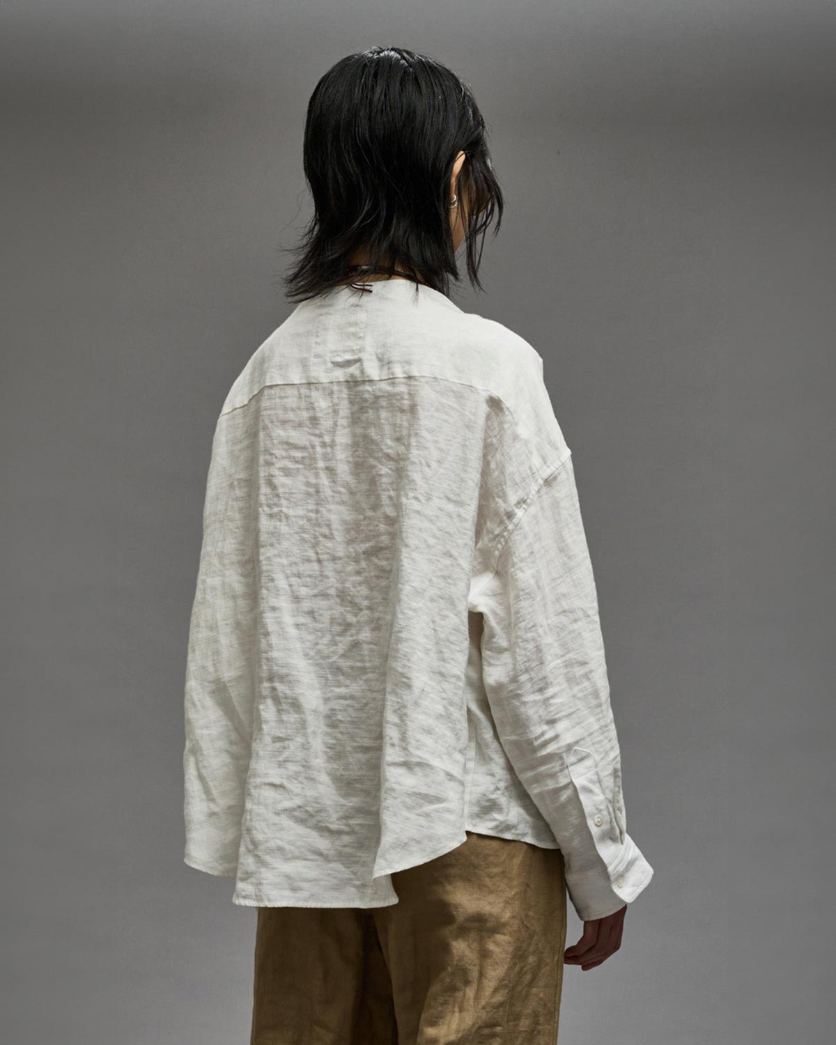 Chemise  froissée manches longues sans col en lin et viscose blanche Twisted Neck Shirt R13. Porté de profil dos.
