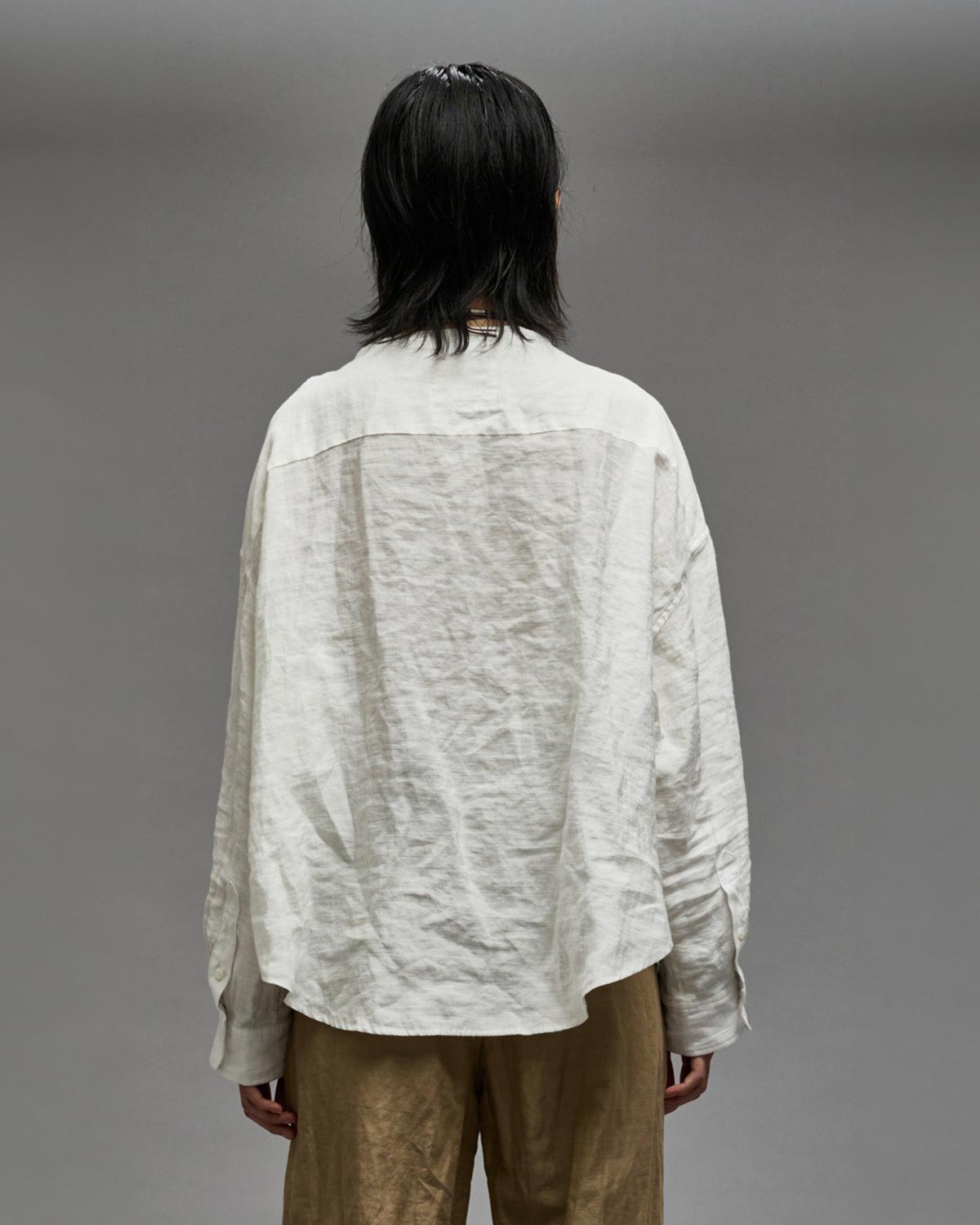 Chemise  froissée manches longues sans col en lin et viscose blanche Twisted Neck Shirt R13. Porté de dos.