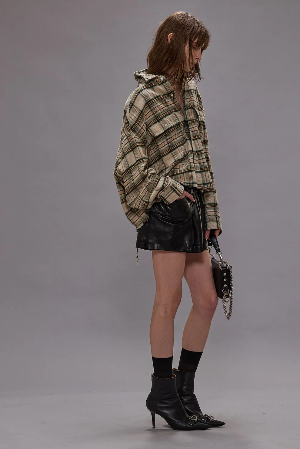 Chemise Cropped Work Shirt R13 en coton crème et turquoise à carreaux. Portée avec un short.