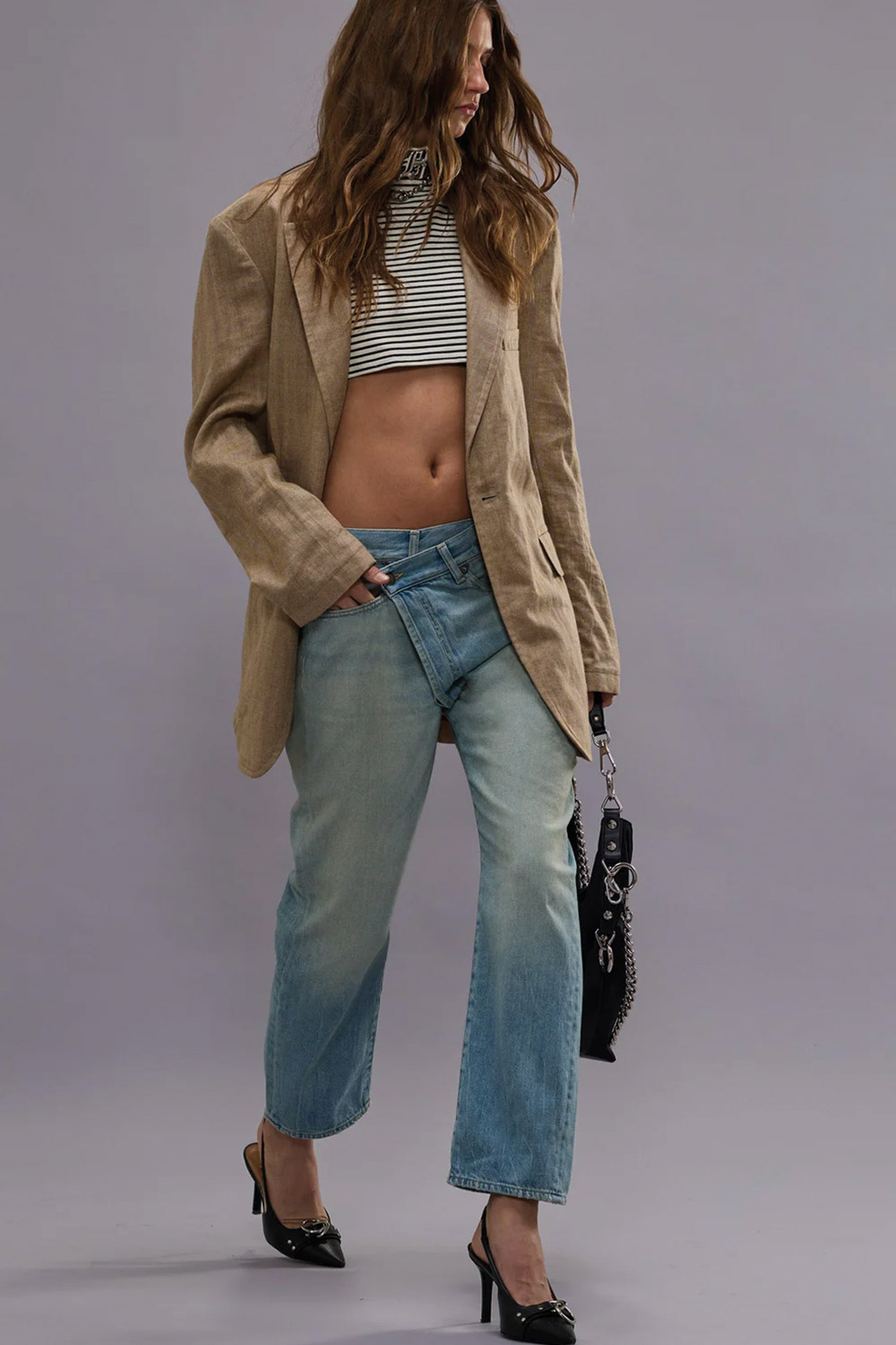Produit Jean Crossover bleu ciel délavage Tony blue R13. Porté avec un blazer en lin beige.