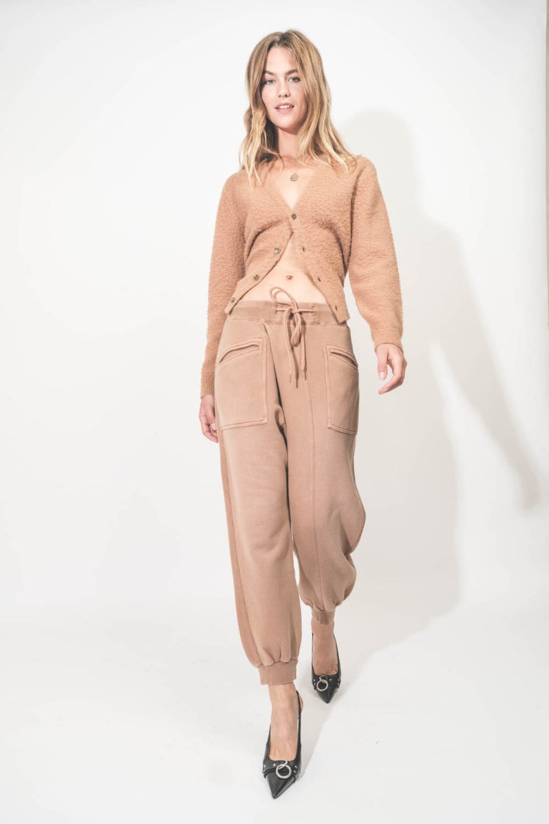 Crossover Sweatpant camel R13. Porté de face avec des talons. 