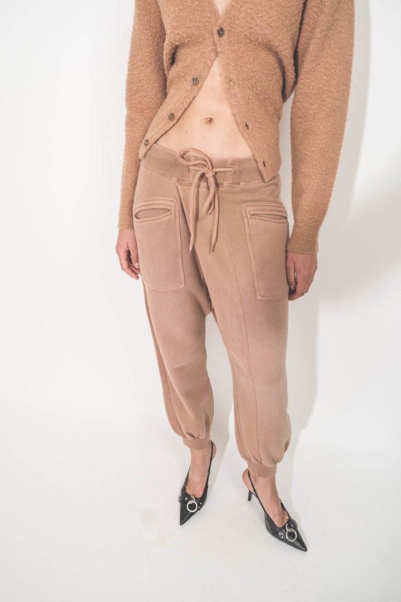 Crossover Sweatpant camel R13. Porté avec un cardigan camel.