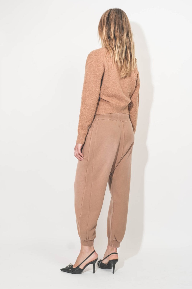 Crossover Sweatpant camel R13. Porté de dos.