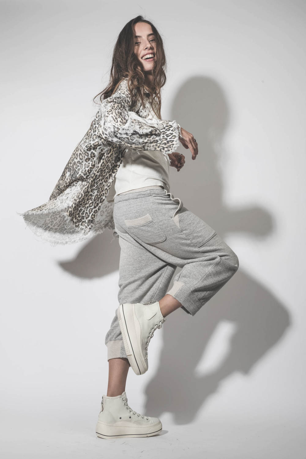 Pantalon de jogging court et oversize en molleton gris chiné Deconstructed Cropped Sweatpant Heather Grey R13. Porté de profil.