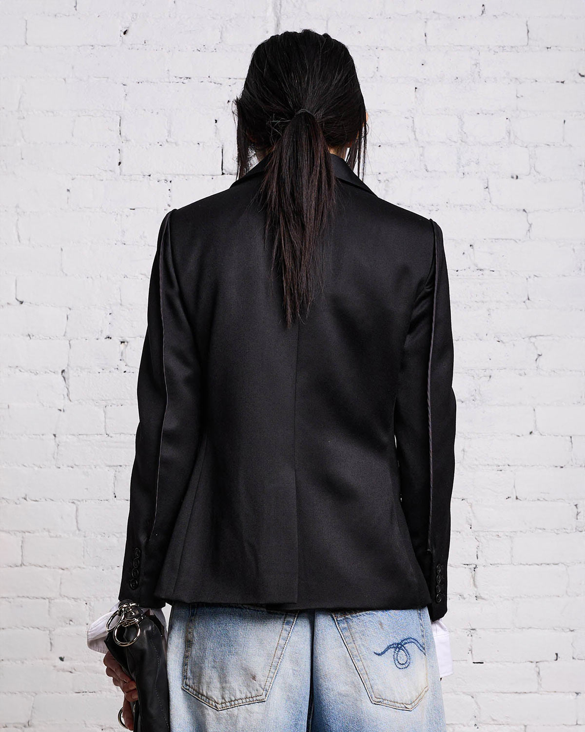 Blazer smocking noir R13 porté de dos.