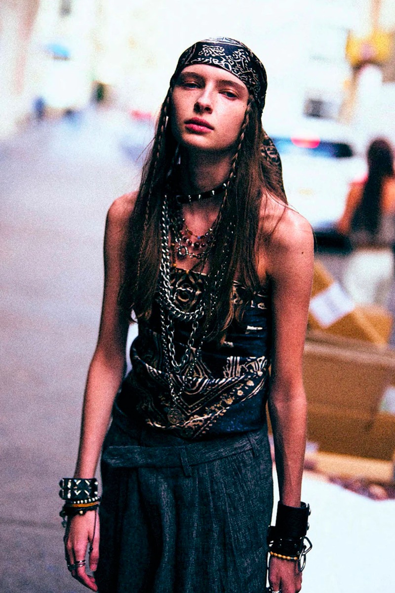 Foulard Oversized Bandana Scarf R13 en soie bleue, port&eacute; nou&eacute; sur la t&ecirc;te et en top.