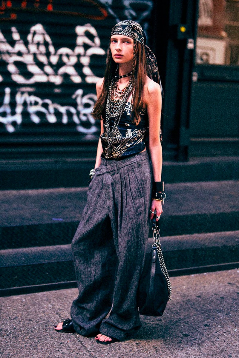 Foulard Oversized Bandana Scarf R13 en soie bleue, port&eacute; de profil nou&eacute; sur la t&ecirc;te et en top bustier.