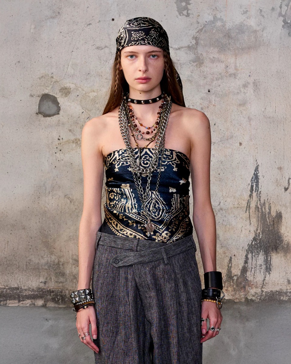 Foulard Oversized Bandana Scarf R13 en soie bleue, port&eacute; de face nou&eacute; sur la t&ecirc;te et en bustier.