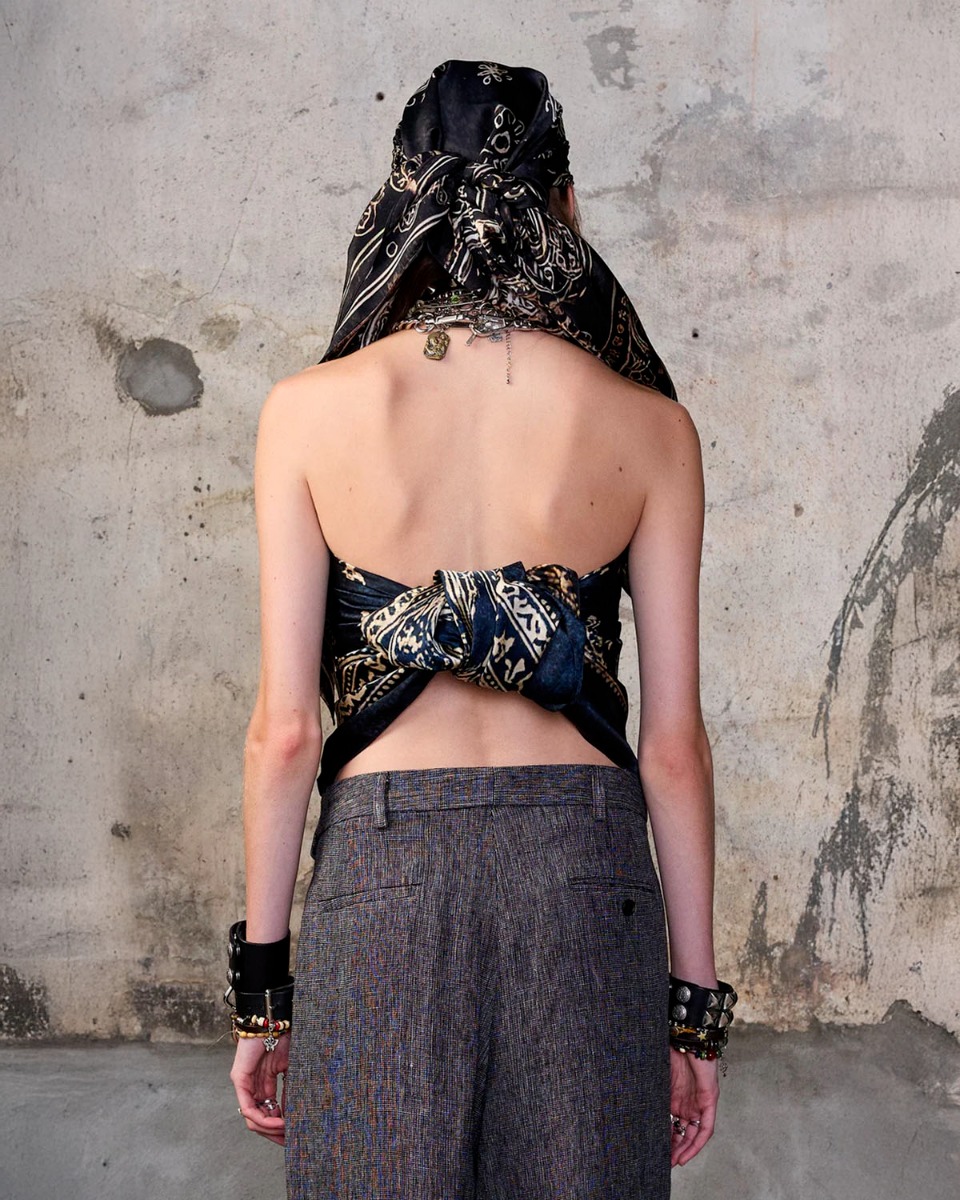 Foulard Oversized Bandana Scarf R13 en soie bleue, port&eacute; de dos nou&eacute; sur la t&ecirc;te et en bustier.