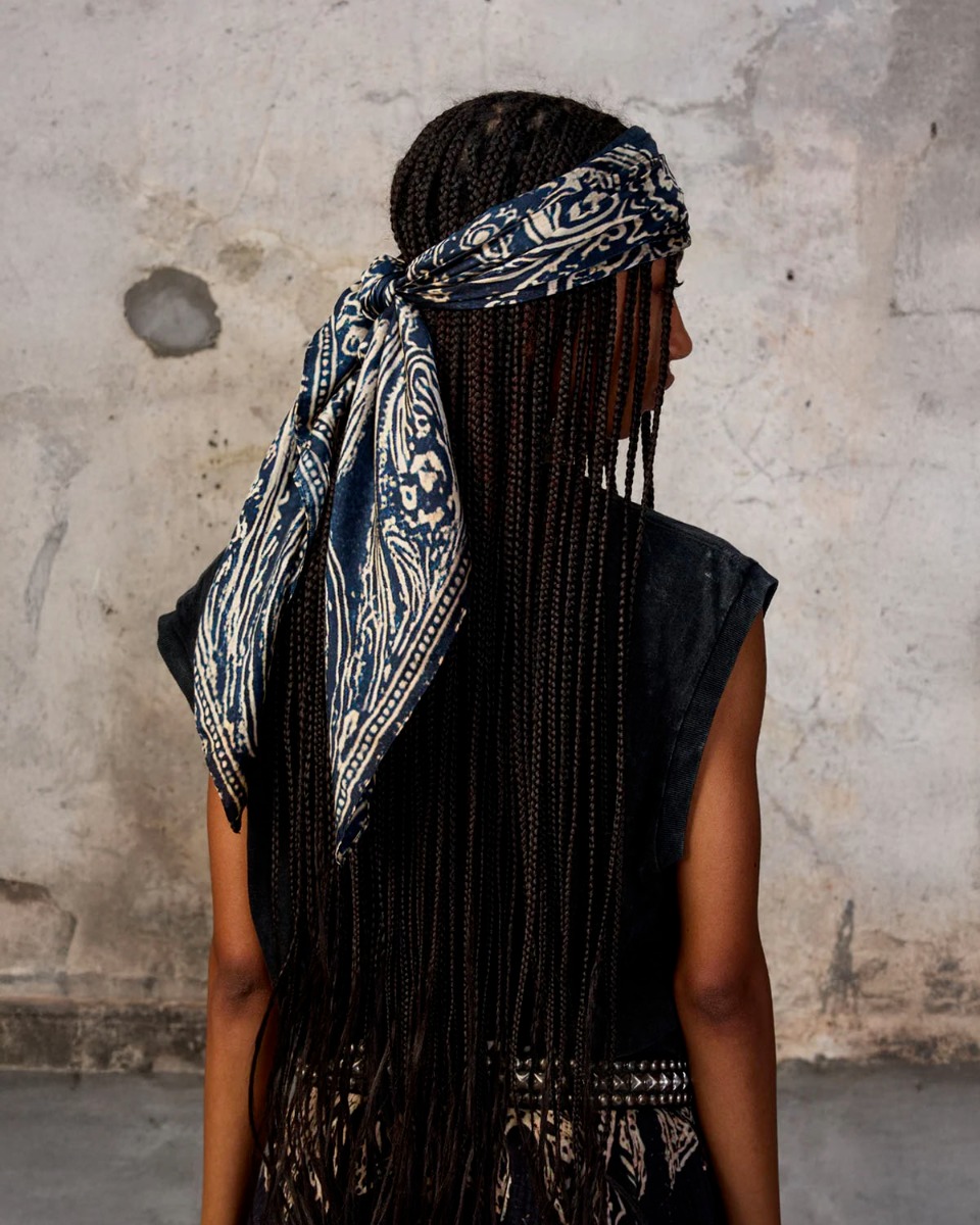 Foulard Oversized Bandana Scarf R13 en soie bleue, port&eacute; nou&eacute; en bandeau sur la t&ecirc;te.