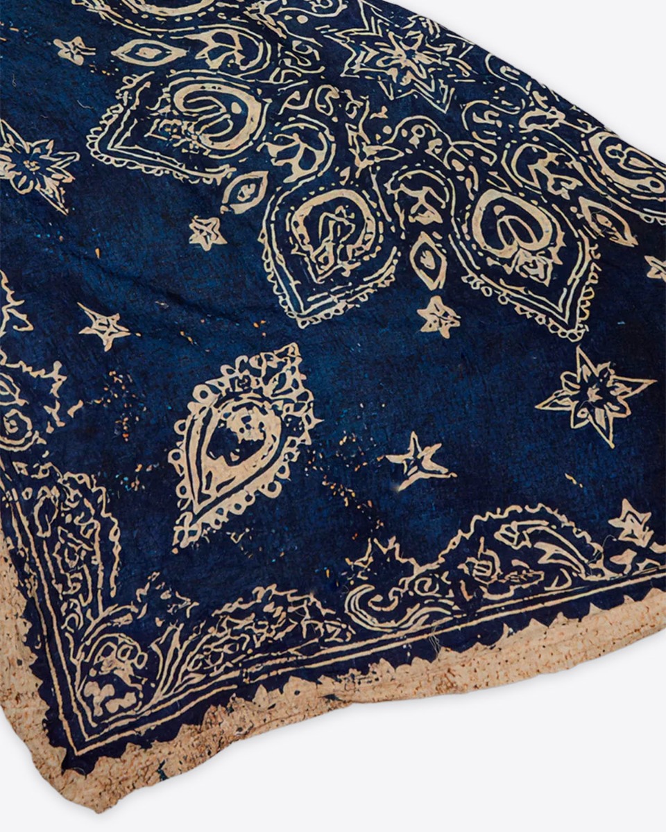 Foulard Oversized Bandana Scarf R13 en soie bleue. D&eacute;tail de l'imprim&eacute; Bandana bleu et beige.