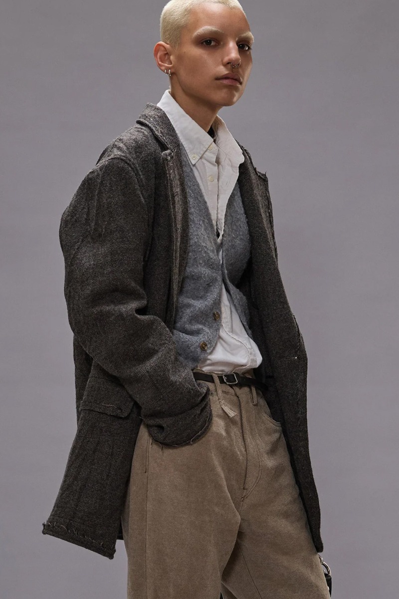 Veste oversize Frayed Edge Ragged Blazer R13 en laine Prince de Galles Grises. Portée avec une chemise blanche.