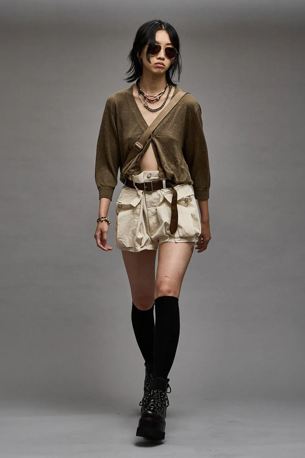 Gilet court manches 3/4 en lin kaki Balloon Cardigan R13. Port&eacute; avec un short-jupe.  