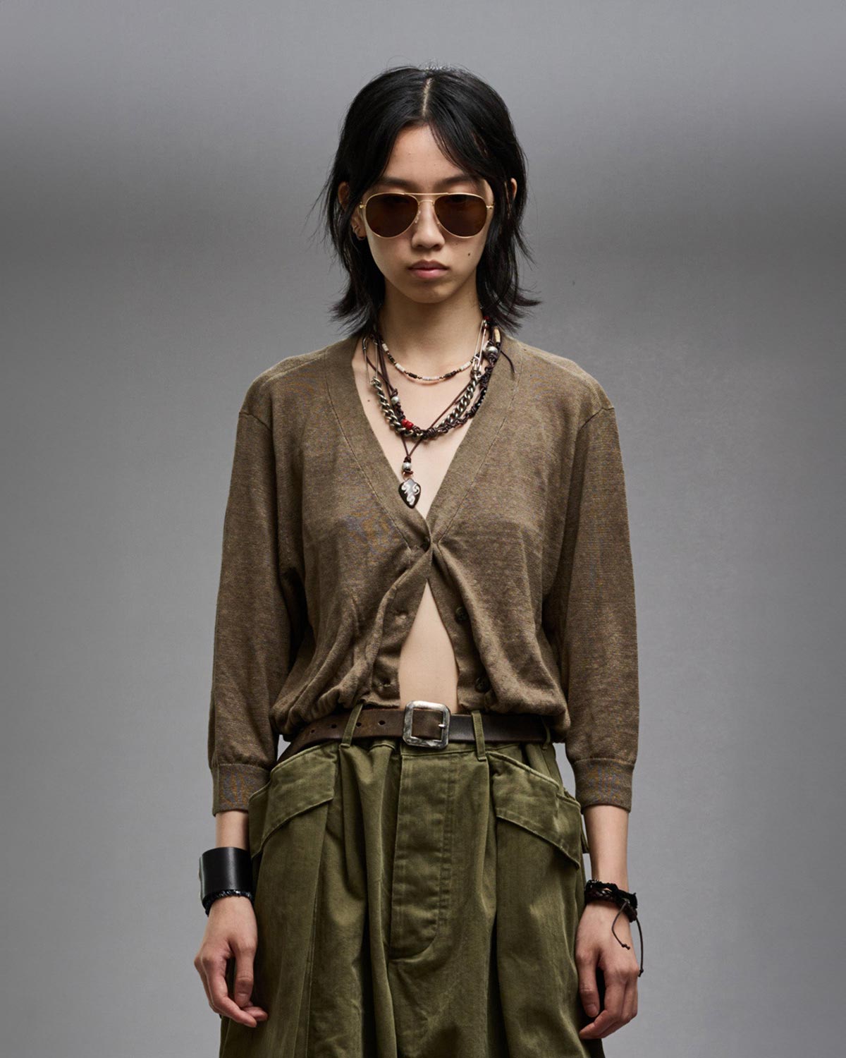 Gilet court manches 3/4 en lin kaki Balloon Cardigan R13. port&eacute; de face.