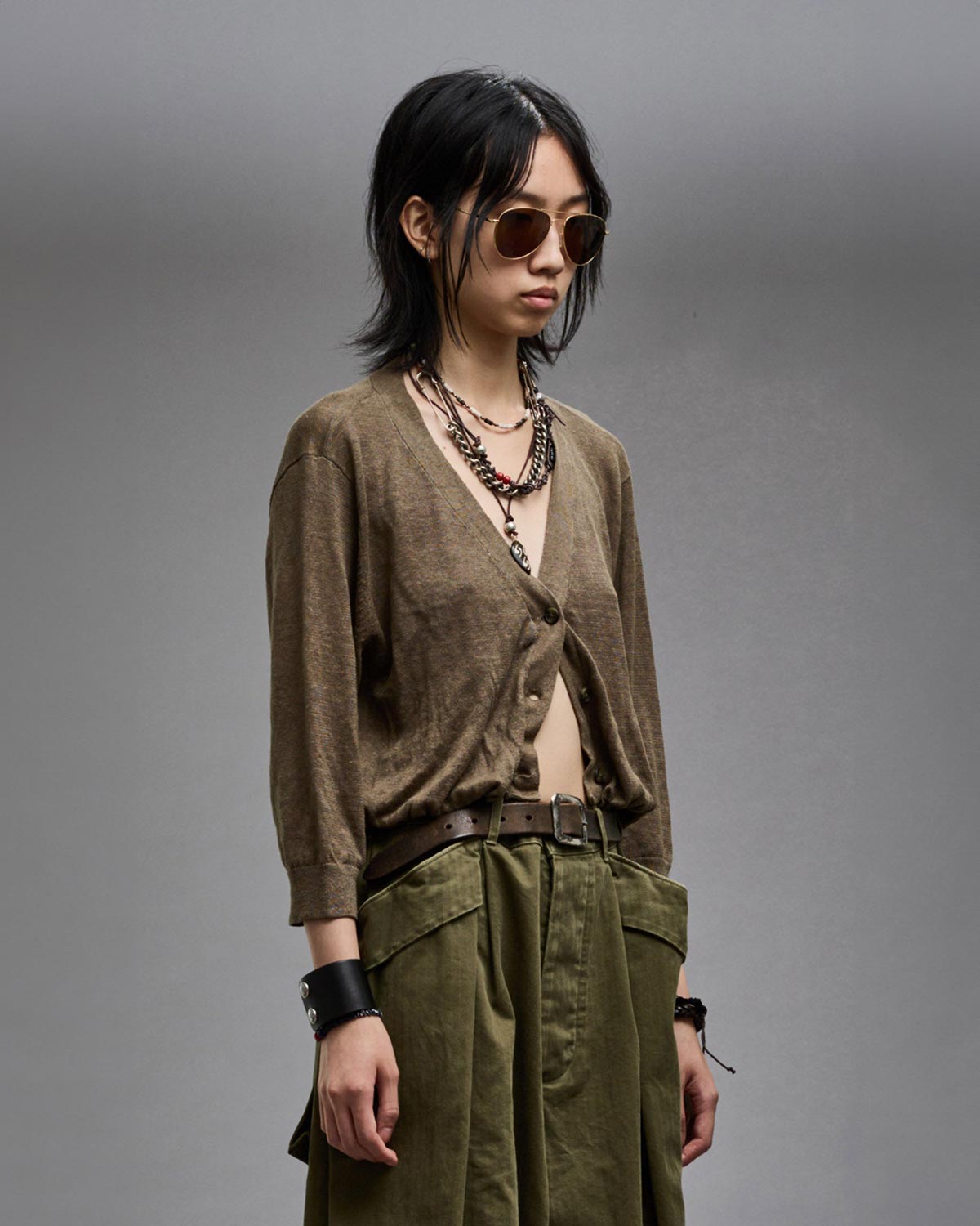 Gilet court manches 3/4 en lin kaki Balloon Cardigan R13. Port&eacute; de profil.