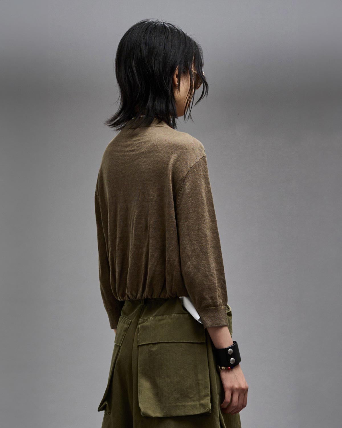 Gilet court manches 3/4 en lin kaki Balloon Cardigan R13. Port&eacute; de profil dos.