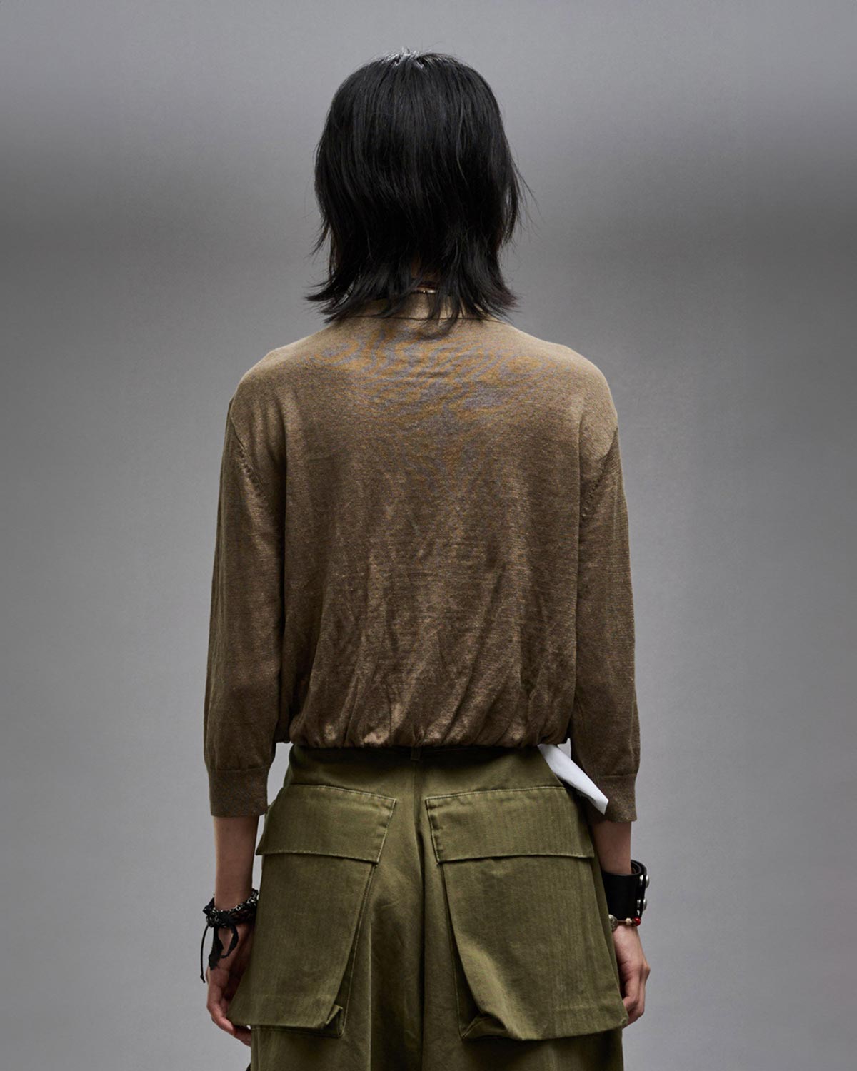 Gilet court manches 3/4 en lin kaki Balloon Cardigan R13. Port&eacute; de dos.